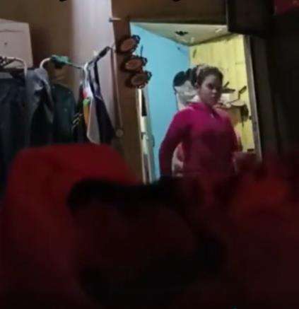 Istri sah labrak suami lagi berduaan di kamar dengan pelakor.