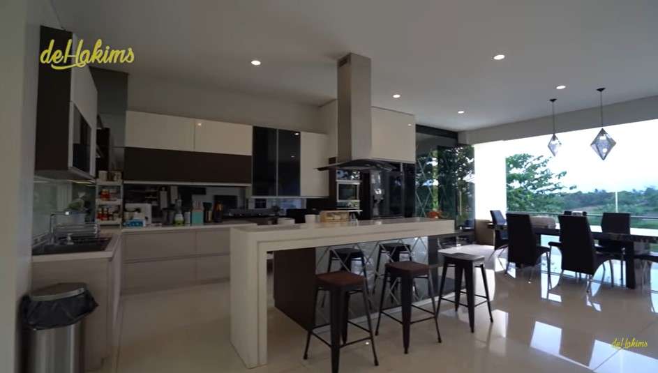Dapur dan Meja Makan rumah Doni Salmanan