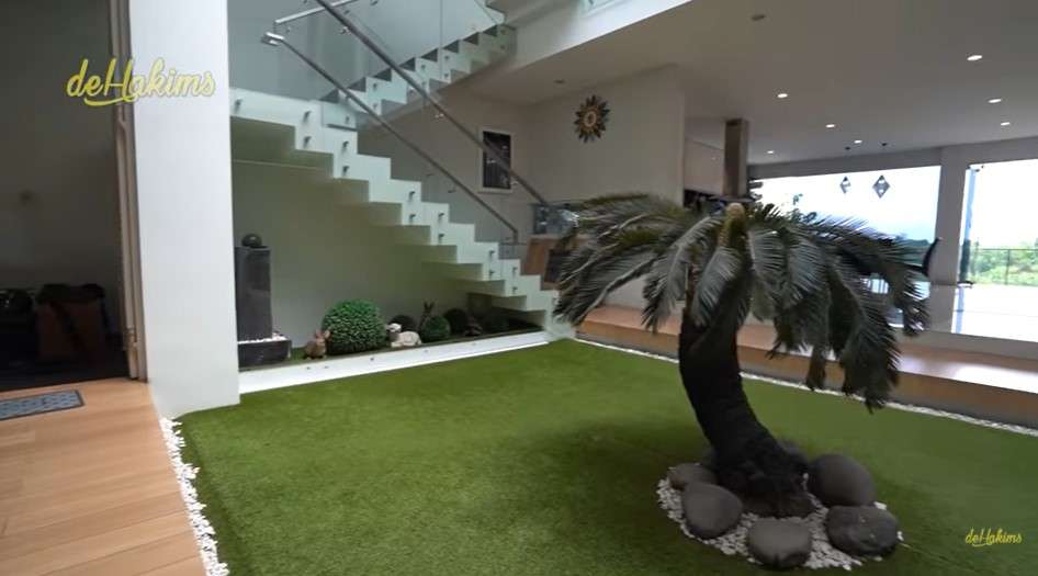 Taman di tengah rumah