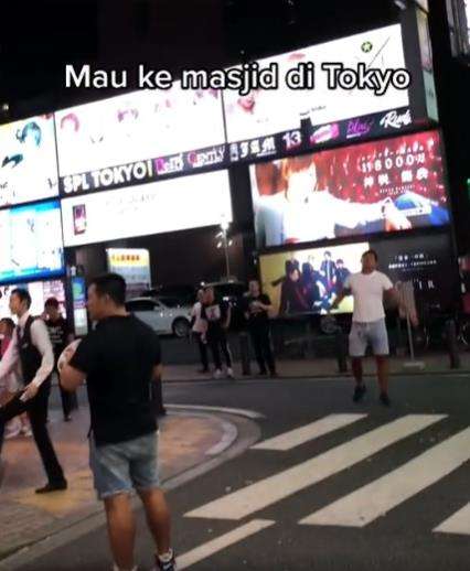 Cari masjid di Tokyo malah ketemu tempat hiburan malam.