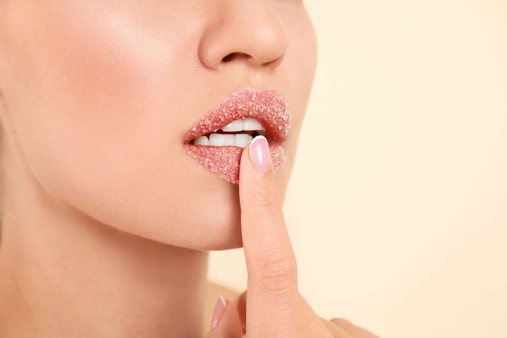 Menggunakan Lip Scrub