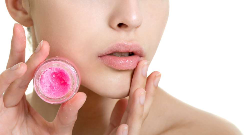 Menggunakan Lip Scrub