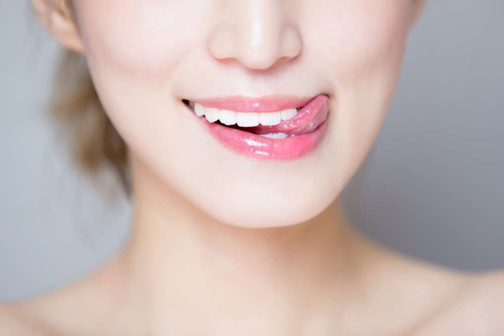 Menjilat Bibir