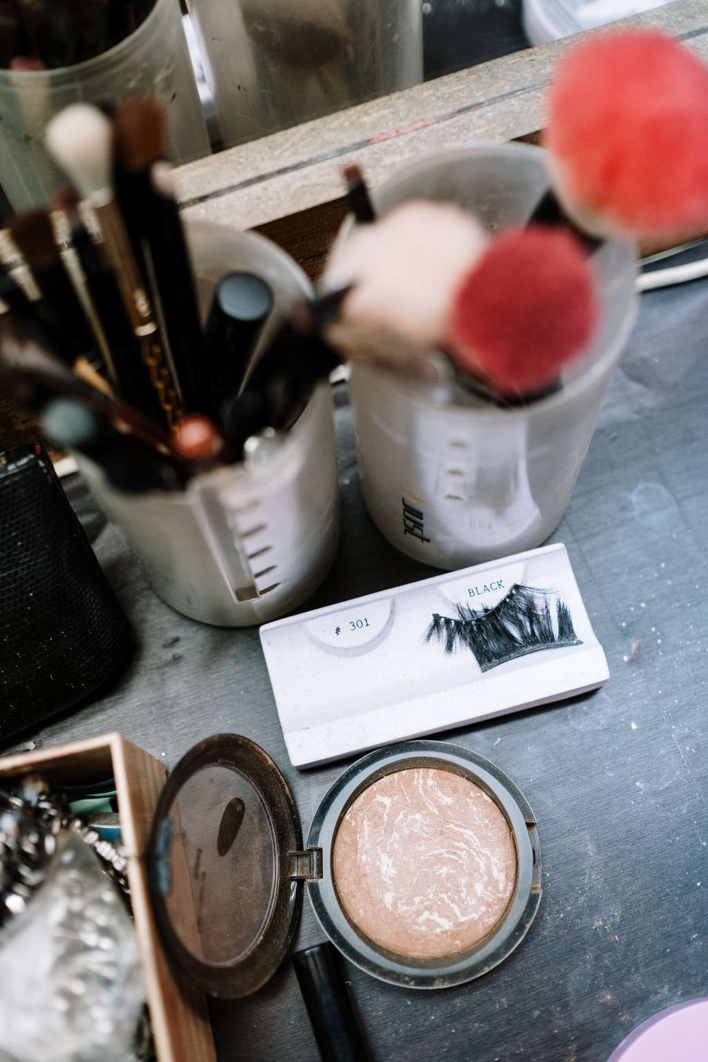 Memiliki Produk Makeup
