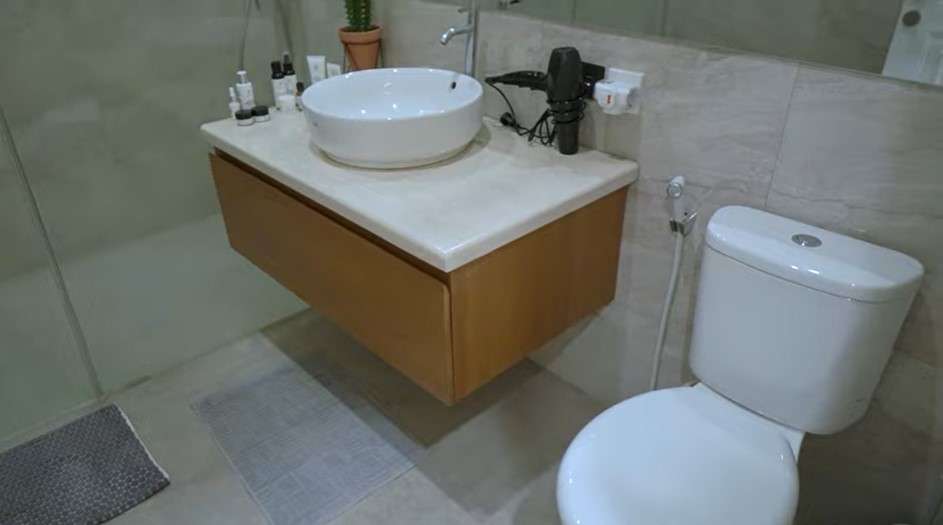 toilet kamar Ifan dan Citra