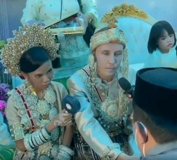 Penghulu kena prank pengantin pria bule.