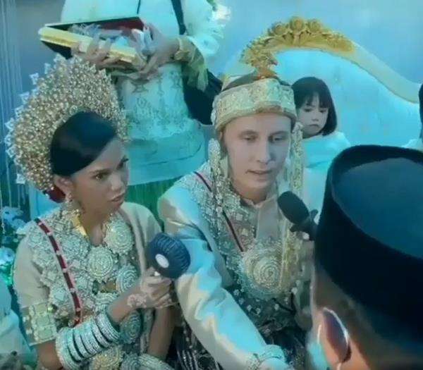 Penghulu kena prank pengantin pria bule.