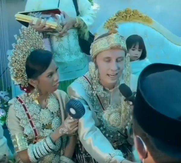Penghulu kena prank pengantin pria bule.