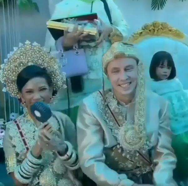 Penghulu kena prank pengantin pria bule.