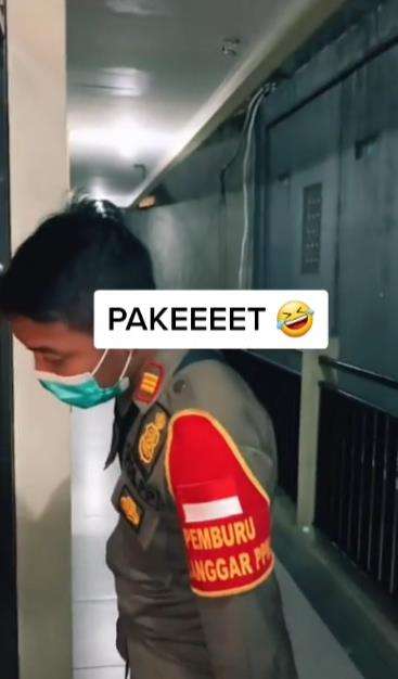 SatPol PP nyamar jadi kurir saat memeriksa kamar penginapan.