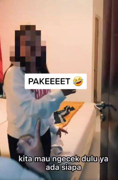 SatPol PP nyamar jadi kurir saat memeriksa kamar penginapan.