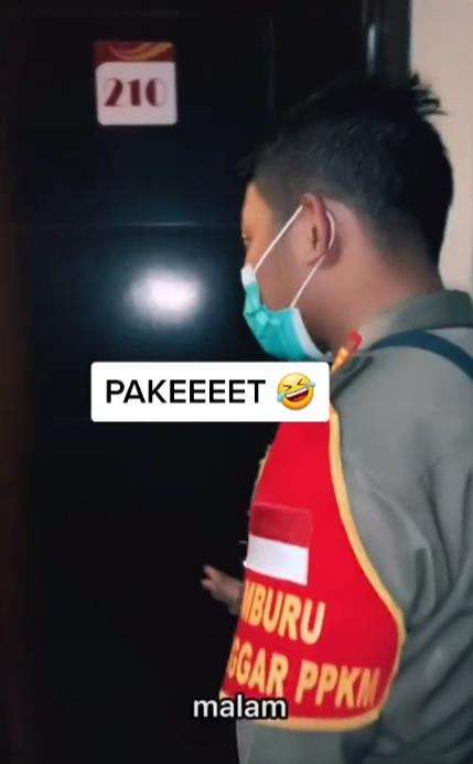 SatPol PP nyamar jadi kurir saat memeriksa kamar penginapan.