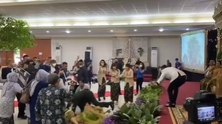 Pengantin Terseret Keluar Pelaminan
