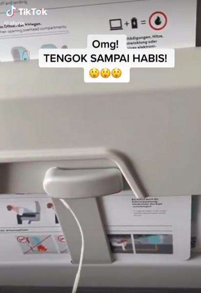 Penumpang tes swab kursi pesawat.