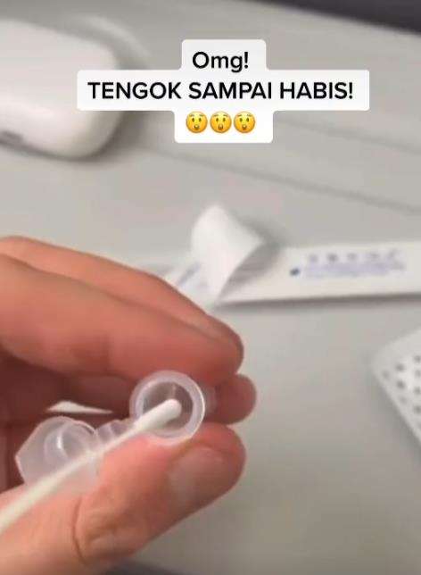 Penumpang tes swab kursi pesawat.