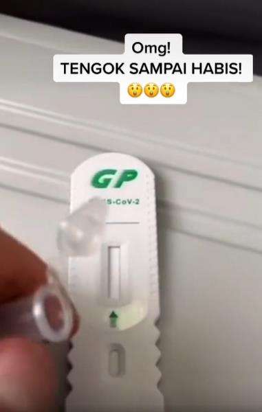 Penumpang tes swab kursi pesawat.