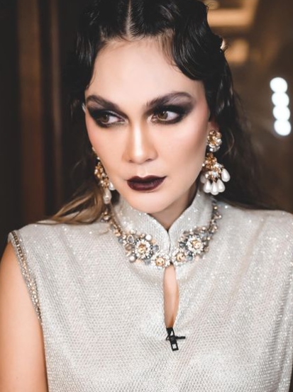 Riasan MUA di Wajah Luna Maya