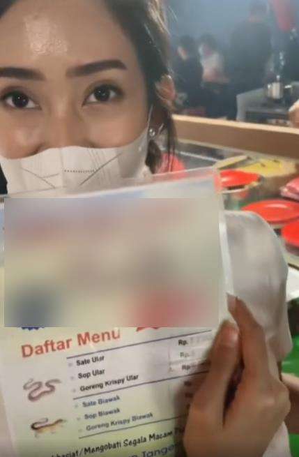 Ikut tantangan makan ular kobra, begini jadinya.