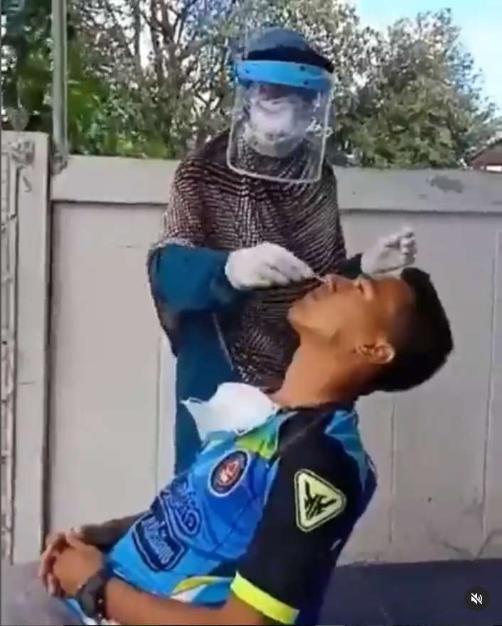 Tenaga Kesehatan Melakukan Tes Swab