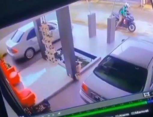 Driver ojol kena jebakan batman saat antar paket.