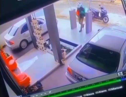 Driver ojol kena jebakan batman saat antar paket.