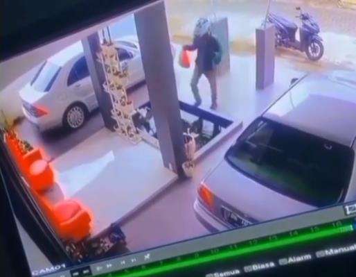 Driver ojol kena jebakan batman saat antar paket.