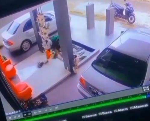 Driver ojol kena jebakan batman saat antar paket.