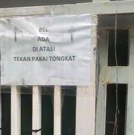 Kurir Pencet Bel Pakai Tongkat Saat Antar Paket