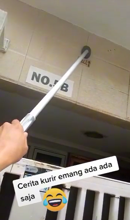 Kurir Pencet Bel Pakai Tongkat Saat Antar Paket