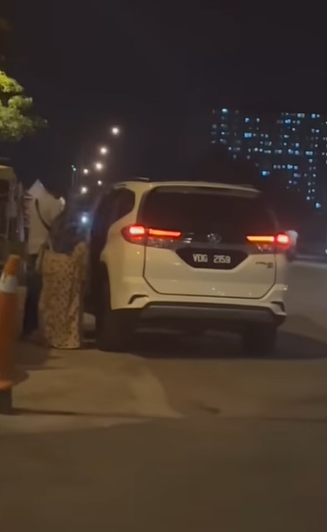 Peminta-minta Dijemput Mobil Mewah