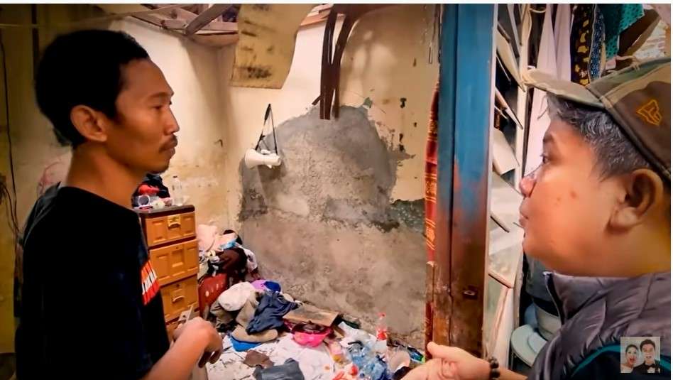 Pemilik rumah dan Doni tim bedah rumah Baim Wong