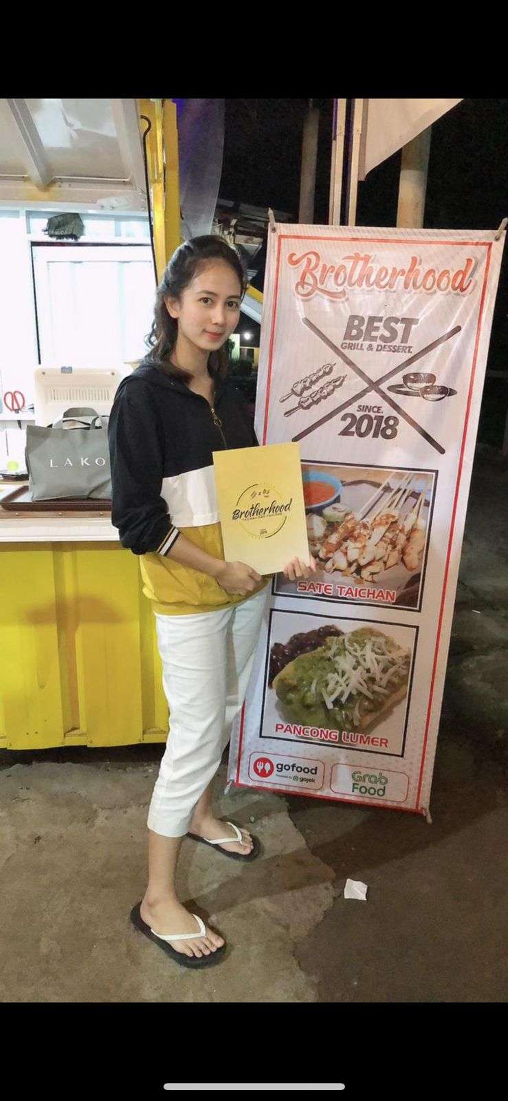 Martha Putri saat jualan sate taichan