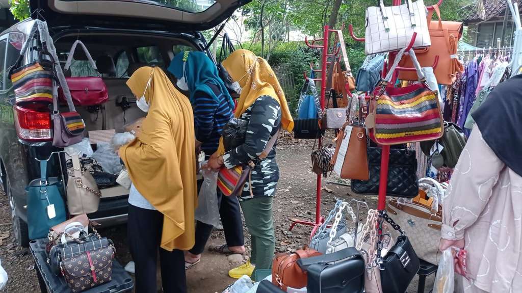 Saat Martha Putri jualan tas di Taman Heulang Bogor