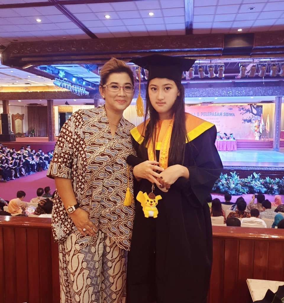 Rika Callebaut hadiri wisuda putrinya