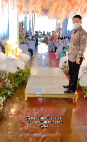 Karpet di Acara Pernikahan Terkena Lumpur