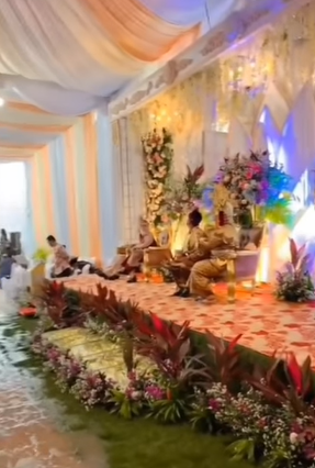 Karpet di Acara Pernikahan Terkena Lumpur