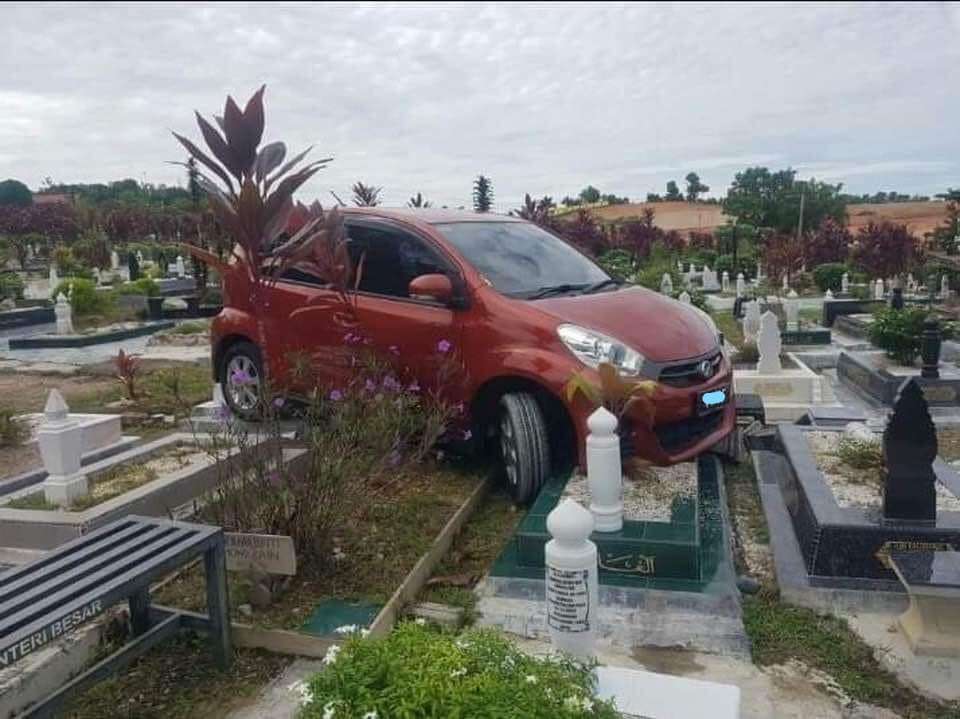 Mobil masuk area kuburan