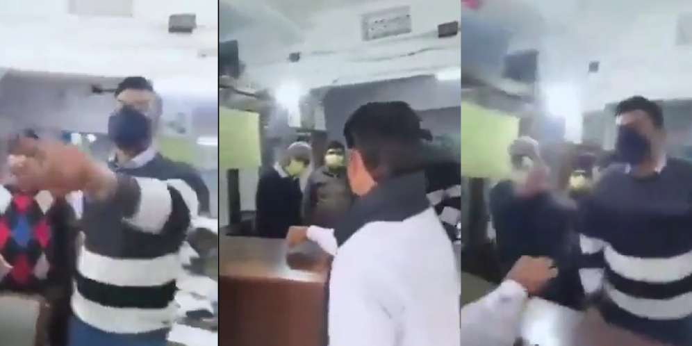 Gadis dipaksa melepas hijab saat di bank.