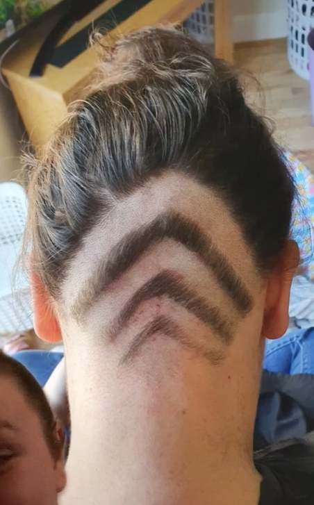 TikTokers Potong Rambut Bergaya Undercut