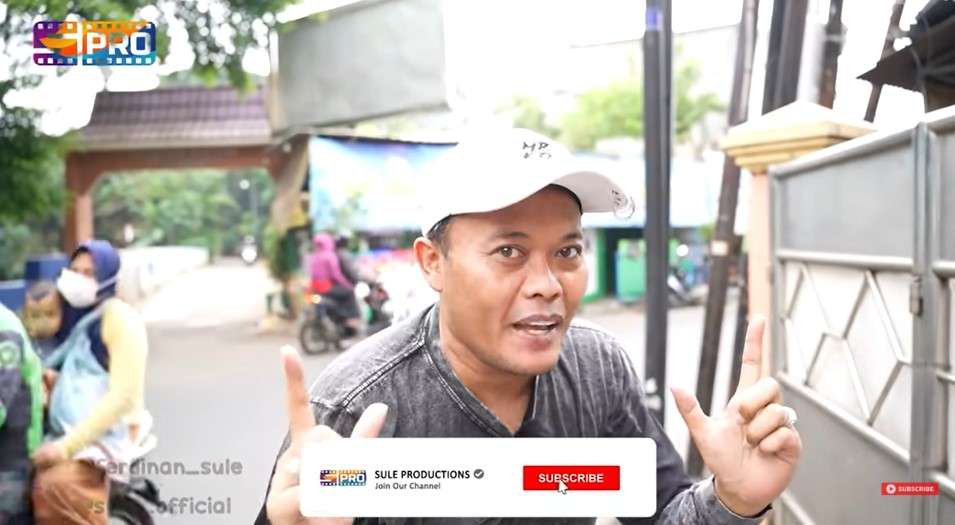 Rumah di pinggir jalan