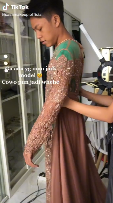Lelaki Dijadikan Model MUA Lelaki Dijadikan Model MUA