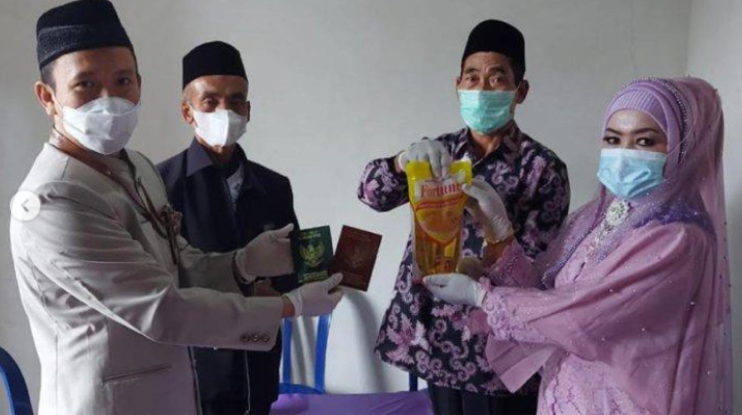 Pasangan di Ponorogo Berikan Minyak Goreng Sebagai Mas Kawin