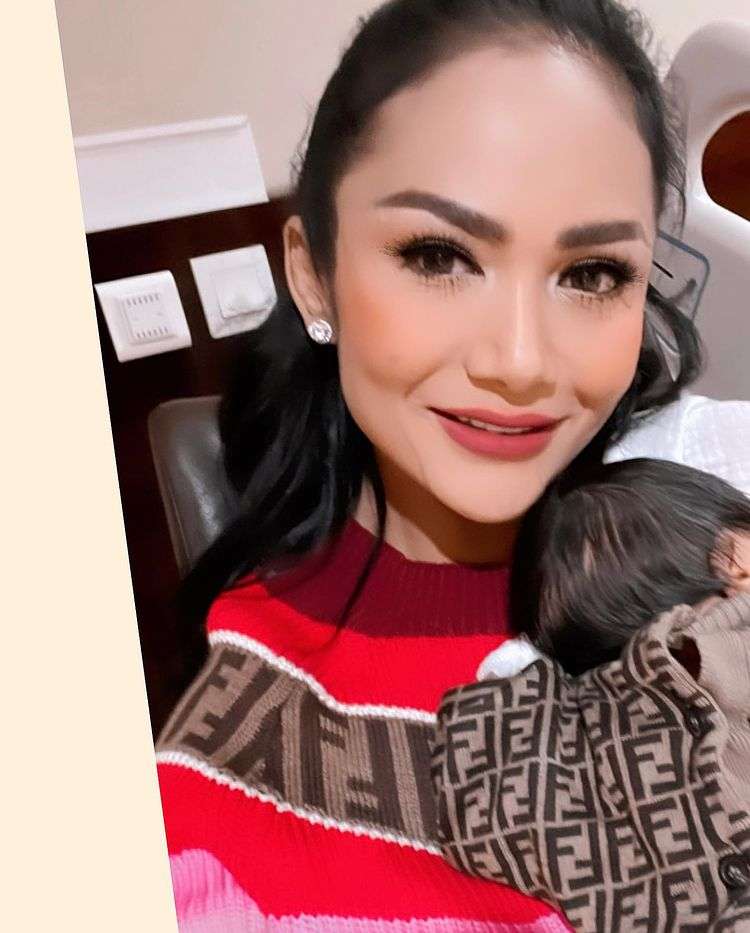 Krisdayanti dan cucunya