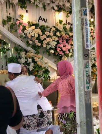 Tingkah bocah bikin momen haru dan sakral pengantin sungkeman buyar.