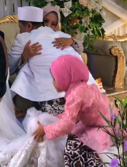 Tingkah bocah bikin momen haru dan sakral pengantin sungkeman buyar.