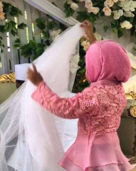 Tingkah bocah bikin momen haru dan sakral pengantin sungkeman buyar.