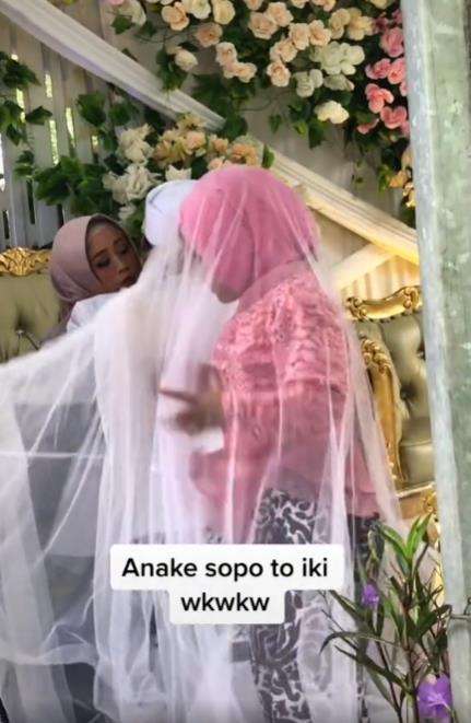 Tingkah bocah bikin momen haru dan sakral pengantin sungkeman buyar.