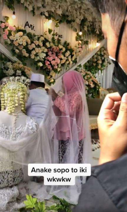 Tingkah bocah bikin momen haru dan sakral pengantin sungkeman buyar.