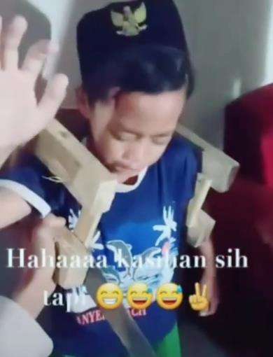Tangan bocah terjepit bangku kecil.
