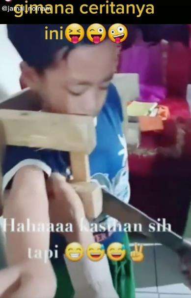 Tangan bocah terjepit bangku kecil.